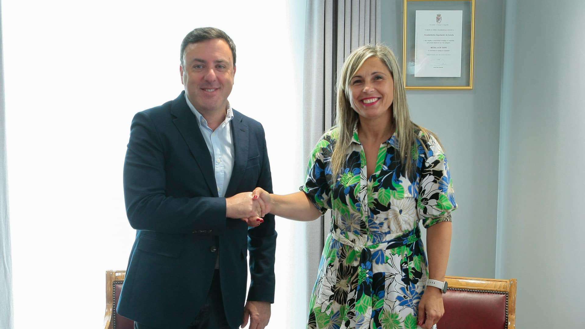 El presidente de la Deputación da Coruña, Valentín González Formoso, y la alcaldesa de Vimianzo, Mónica Rodríguez | DEPUTACIÓN DA CORUÑA