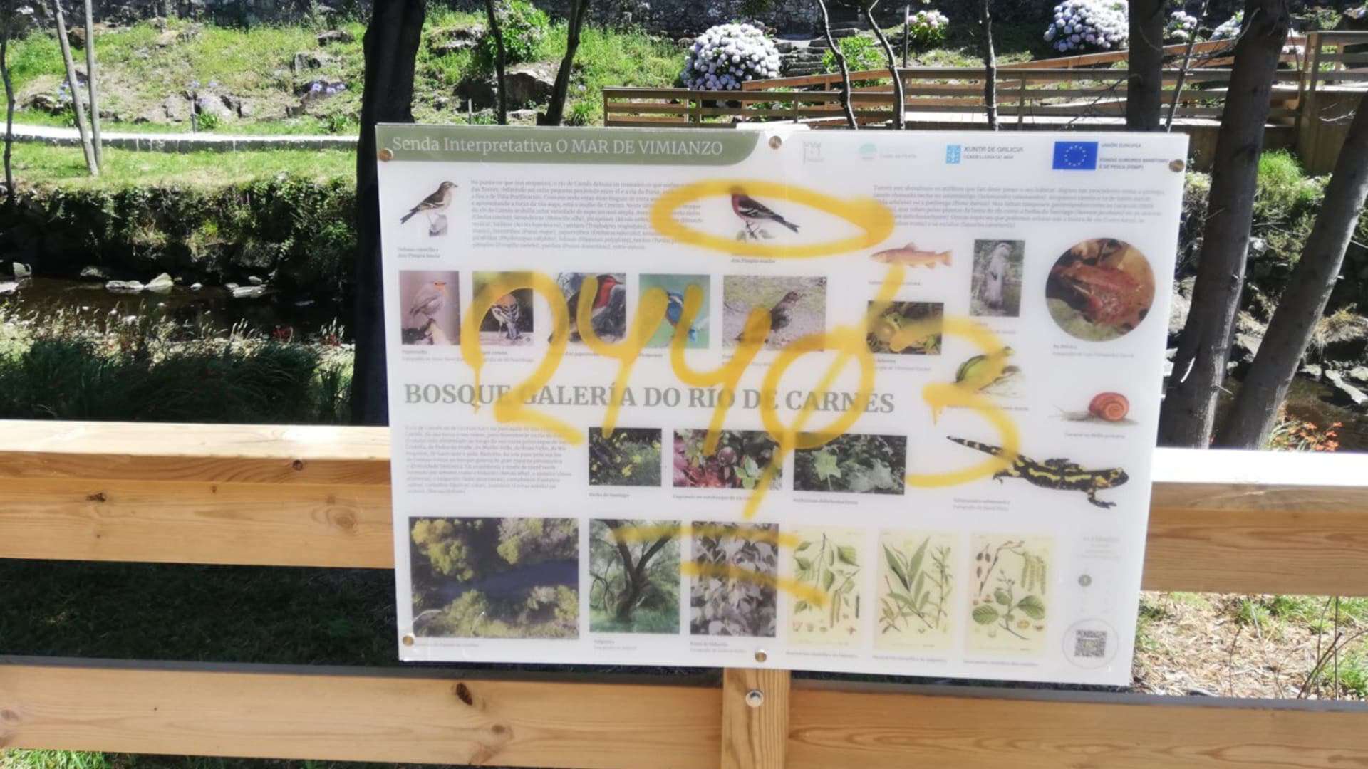 Uno de los carteles vandalizados en el paseo de Cereixo | CONCELLO DE VIMIANZO