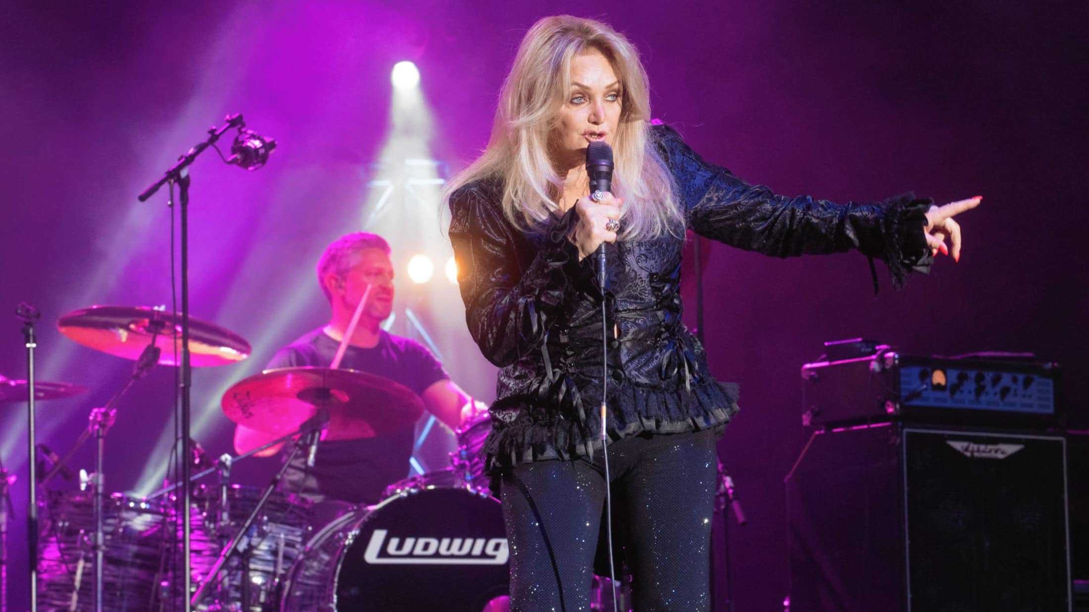 Archivo - La cantante galesa Bonnie Tyler durante un concierto