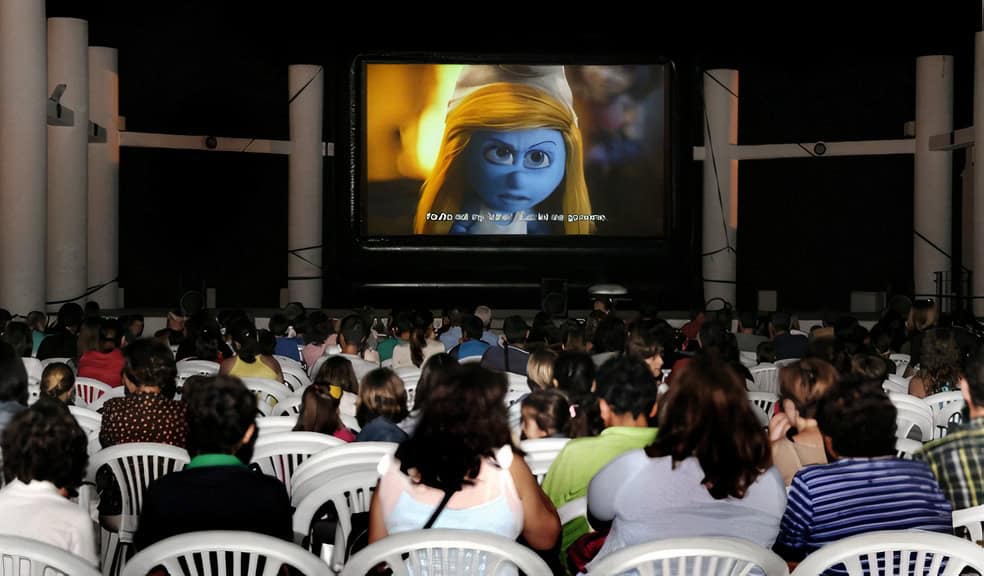 Imagen de archivo de una sesión de cine al aire libre
