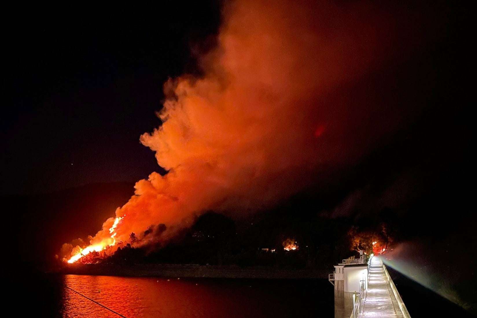 Imagen del incendio de As Pontes la pasada noche