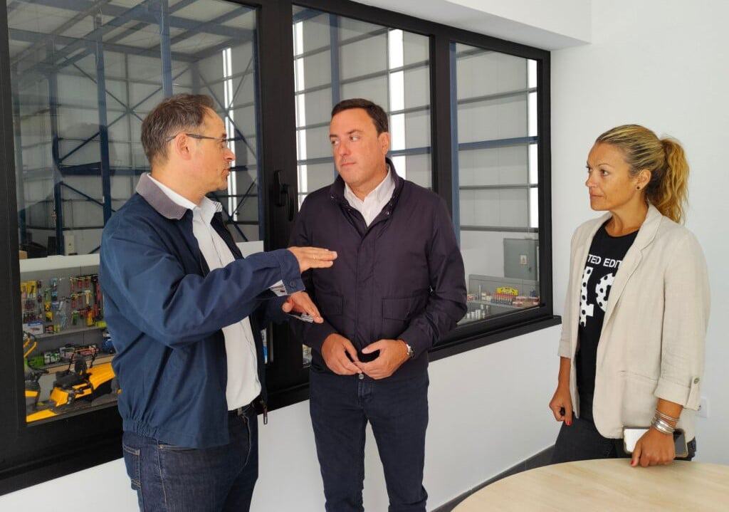 Valentín González y Ana Pena, durante su visita a las instalaciones de la nueva empresa