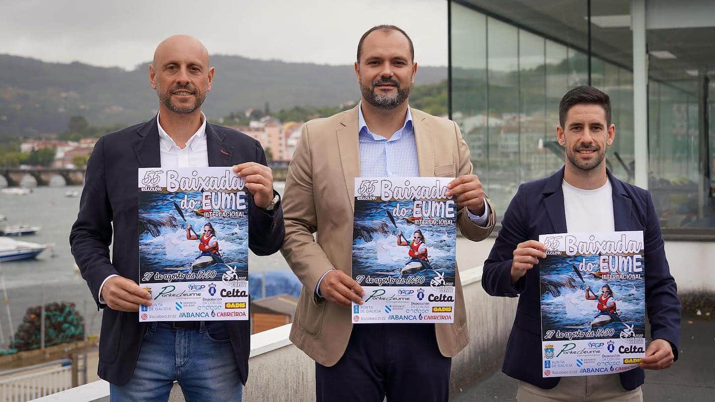El presidente del Club Naútico Firrete, Ramiro Piñeiro, el alcalde de Pontedeume, Bernardo Fernández y el concejal de Deportes, Joshua Dopico, durante la presentación del evento