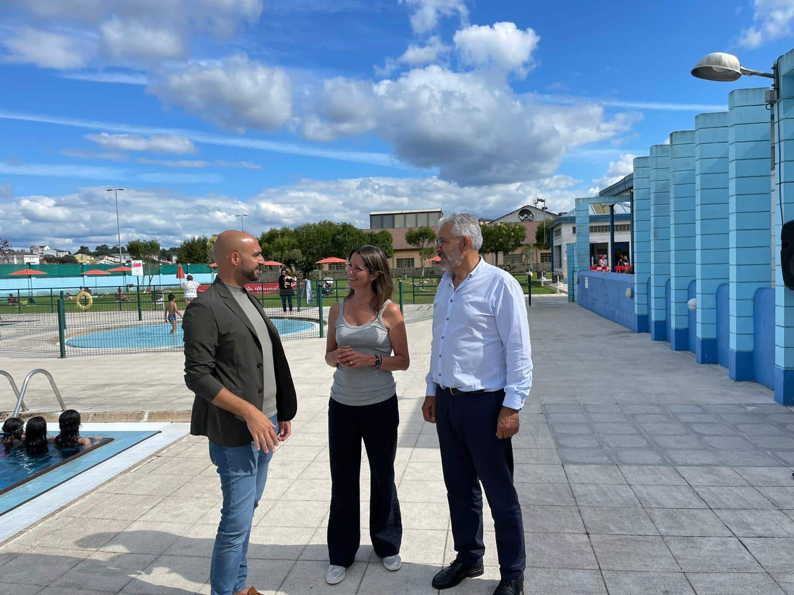 La alcaldesa, Lara Méndez, y los ediles de Medio Ambiente y Deportes, Miguel Fernández y Mauricio Repetto en las piscinas exteriores de Frigsa