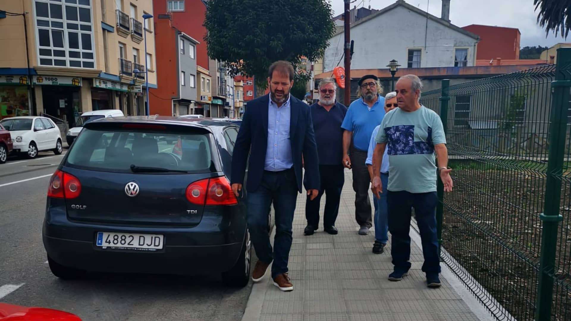 El alcalde, Xosé Lois García Carballido, visitando las obras finalizadas en la Avenida Eduardo Pondal | CONCELLO DE PONTECESO