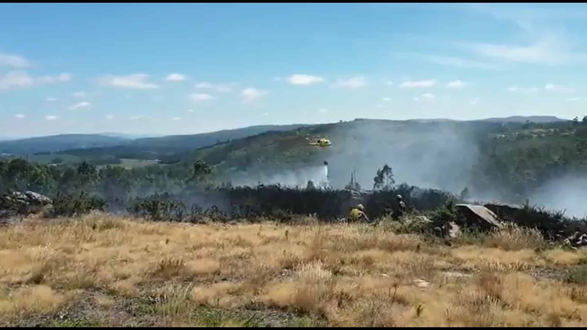 El incendio activo en la parroquia de Aro, en Negreira | @NEGREIRAC