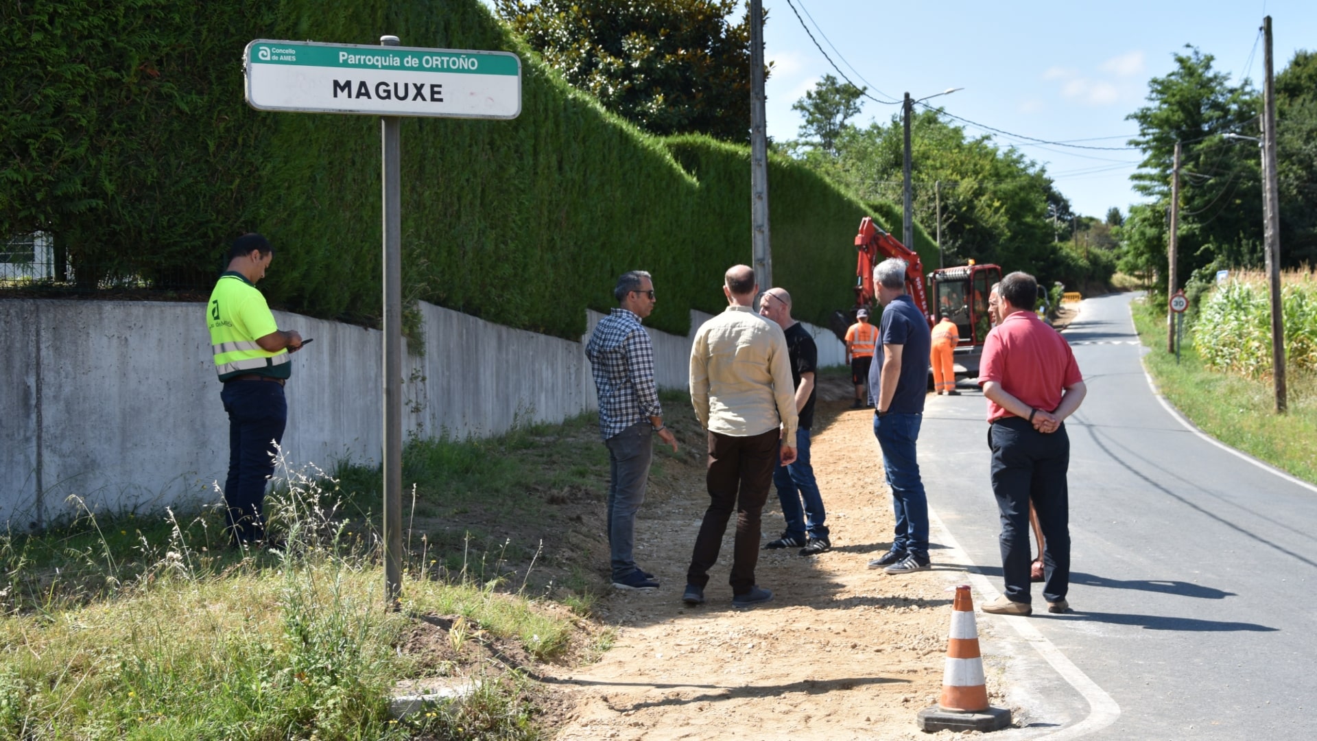 La visita del alcalde, Blas García, a las obras de la senda peatonal entre Lapido y Maguxe, en Ortoño | CONCELLO DE AMES