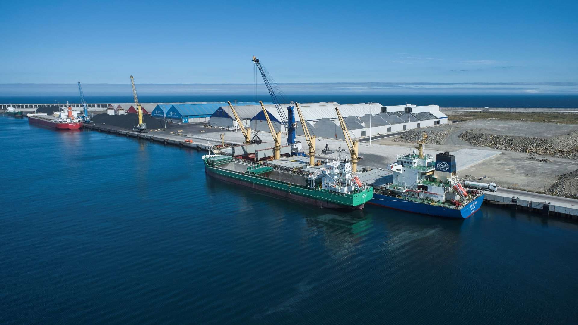Una operación de trasvase de roca fosfórica en el Puerto de A Coruña |  AUTORIDAD PORTUARIA DE A CORUÑA