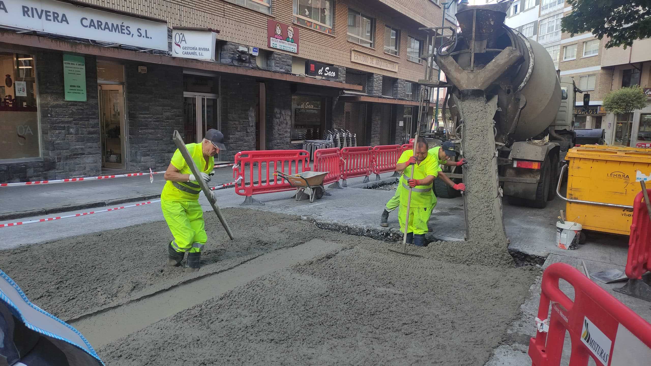 Archivo - Operarios reparando una vía en el barrio de Ultramar