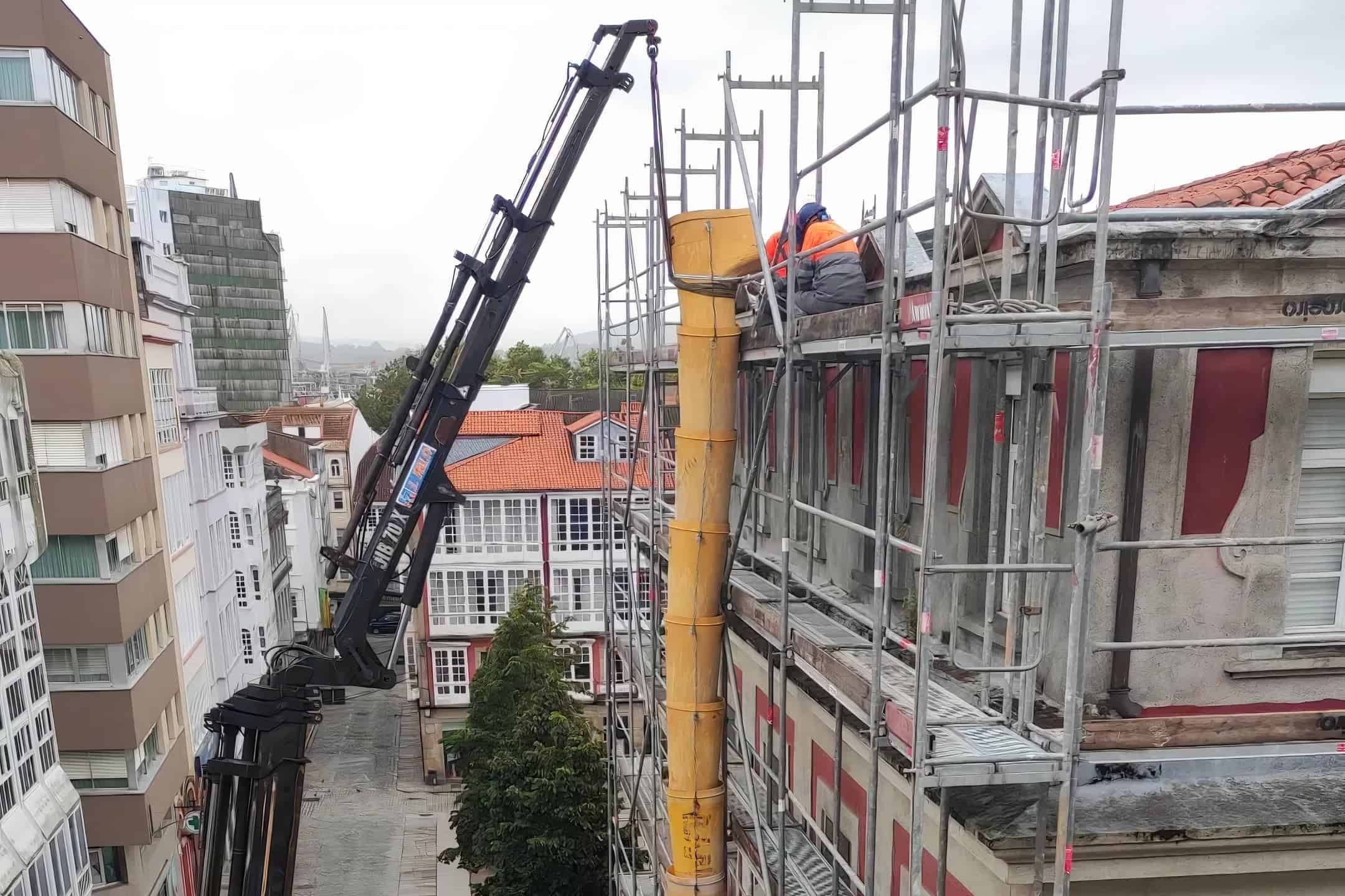 Operarios trabajando en el tejado del palacio municipal