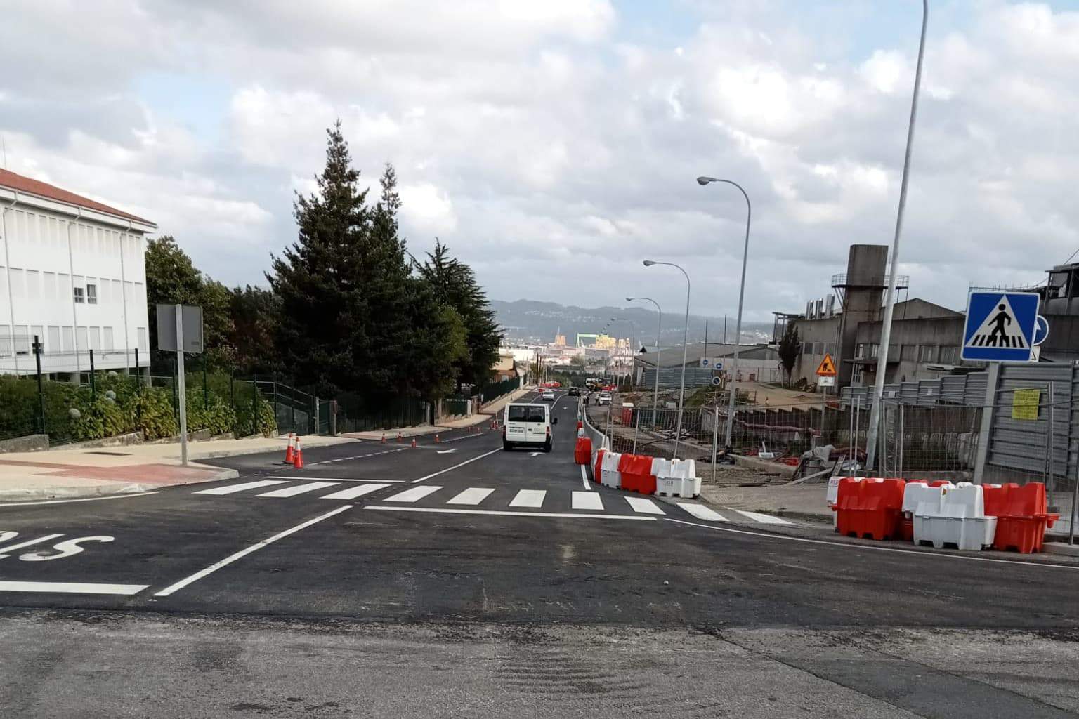 Mañana por la noche se procederá al pintado de los pasos de cebra en las entradas a los colegios
