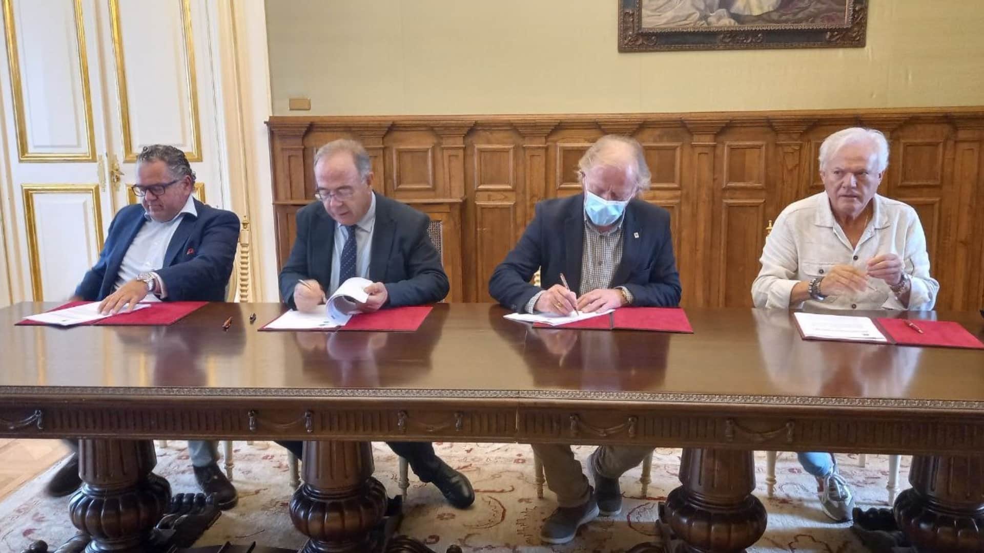La firma del convenio entre Concello de Santaigo y asociaciones de comerciantes | CONCELLO DE SANTIAGO