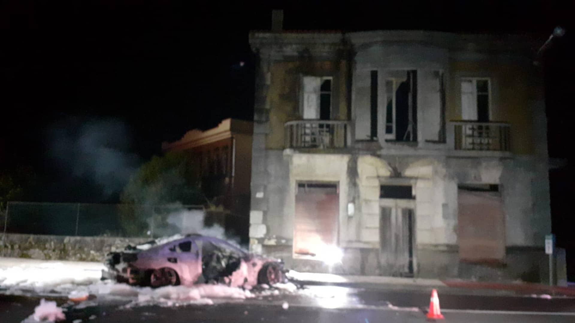 El vehículo que ardió en Cee | ADC BOMBEIROS COSTA DA MORTE