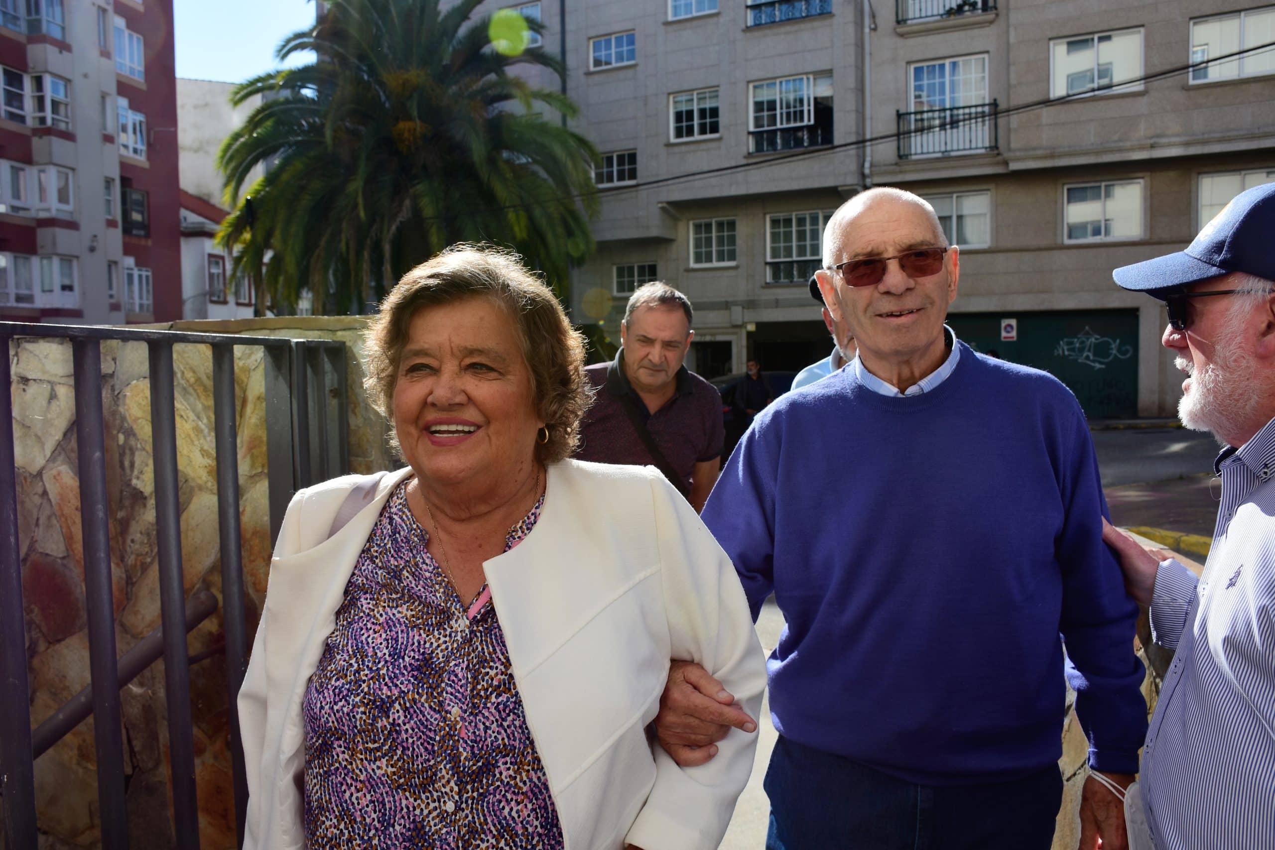 Cristina Almeida y Rafael Pillado a la entrada de los juzgados de Ferrol