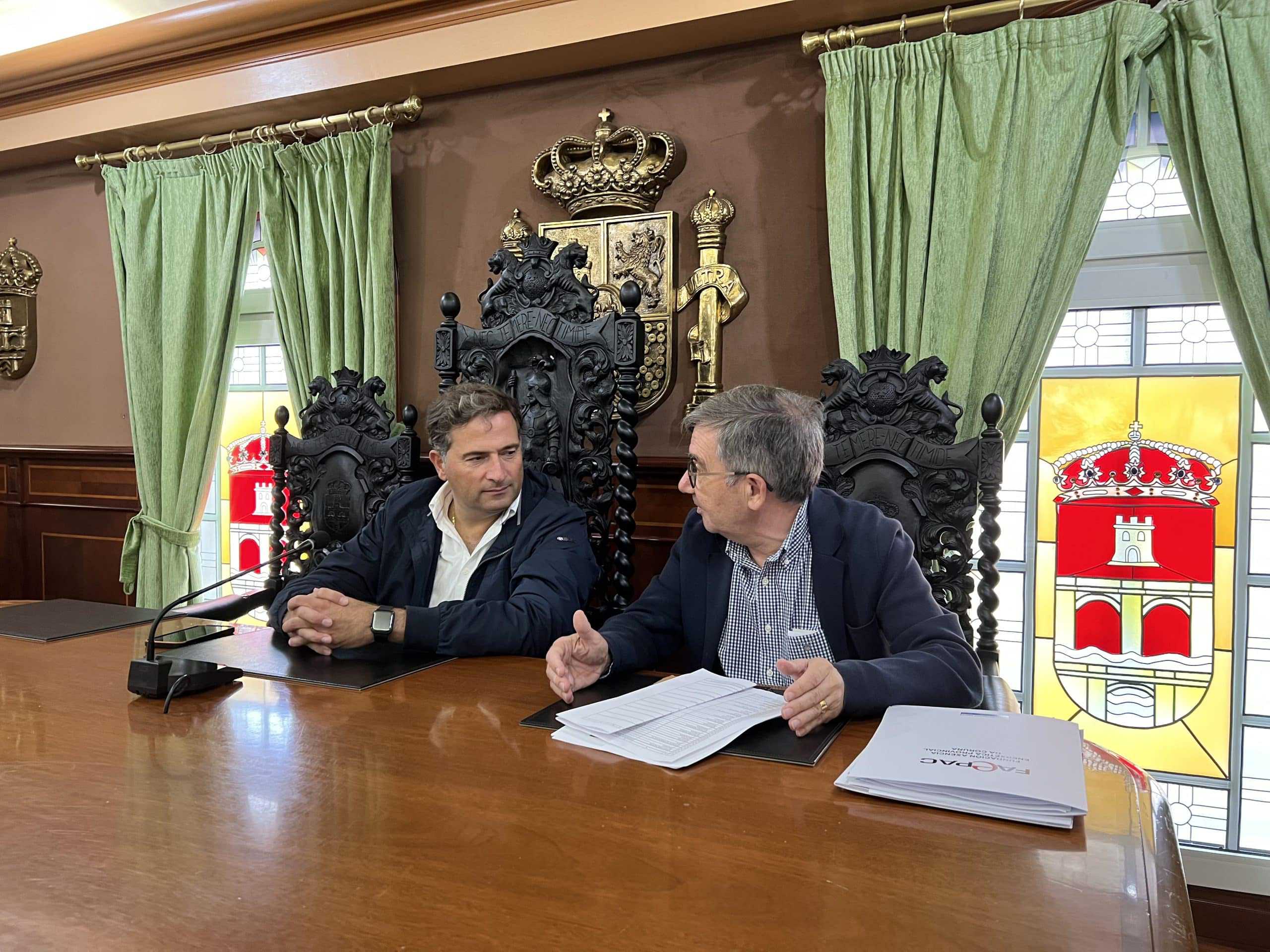 El teniente de alcalde de As Pontes, Antonio Alonso y el director de la FAEPAC, Jesús Castro, durante la presentación del evento