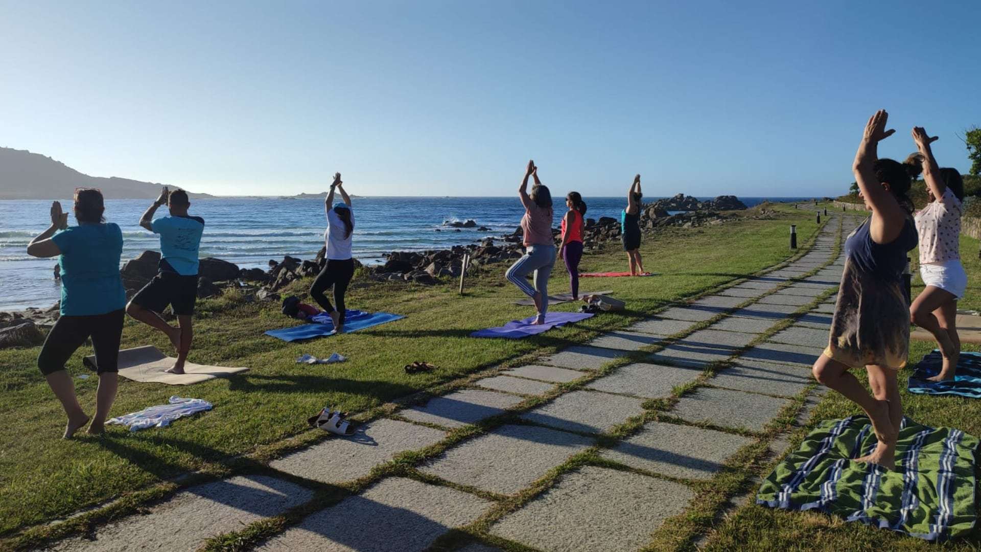 Una de las actividades de yoga en la playa | CONCELLO DE CAMARIÑAS