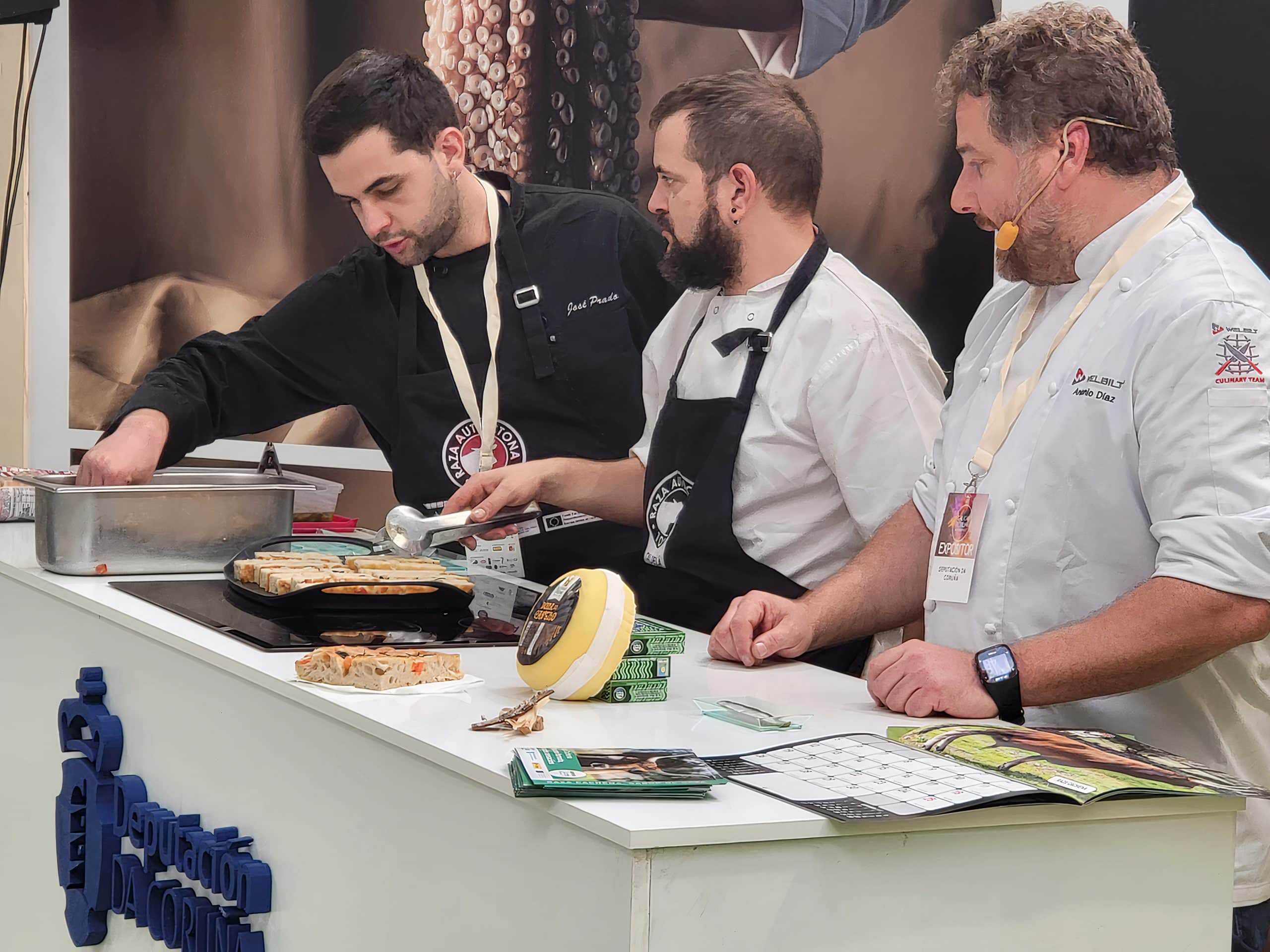 O cociñeiro Antonio Díaz Castro, de Gastrofood AUTGA, realizou en directo dúas elaboracións con produtos do Eume