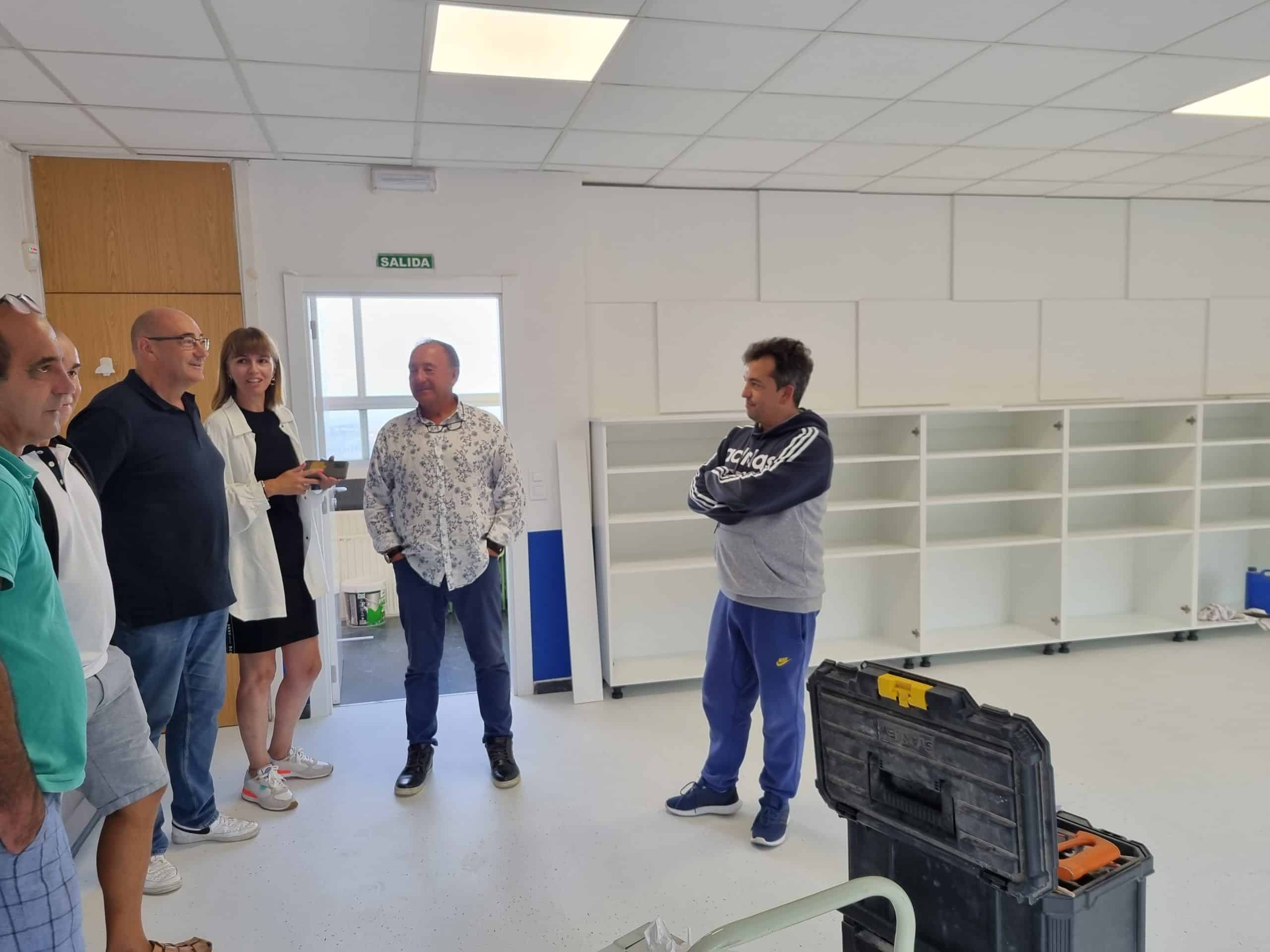 El alcalde de Valdoviño, Alberto González, visitó el centro escolar para ver las mejoras