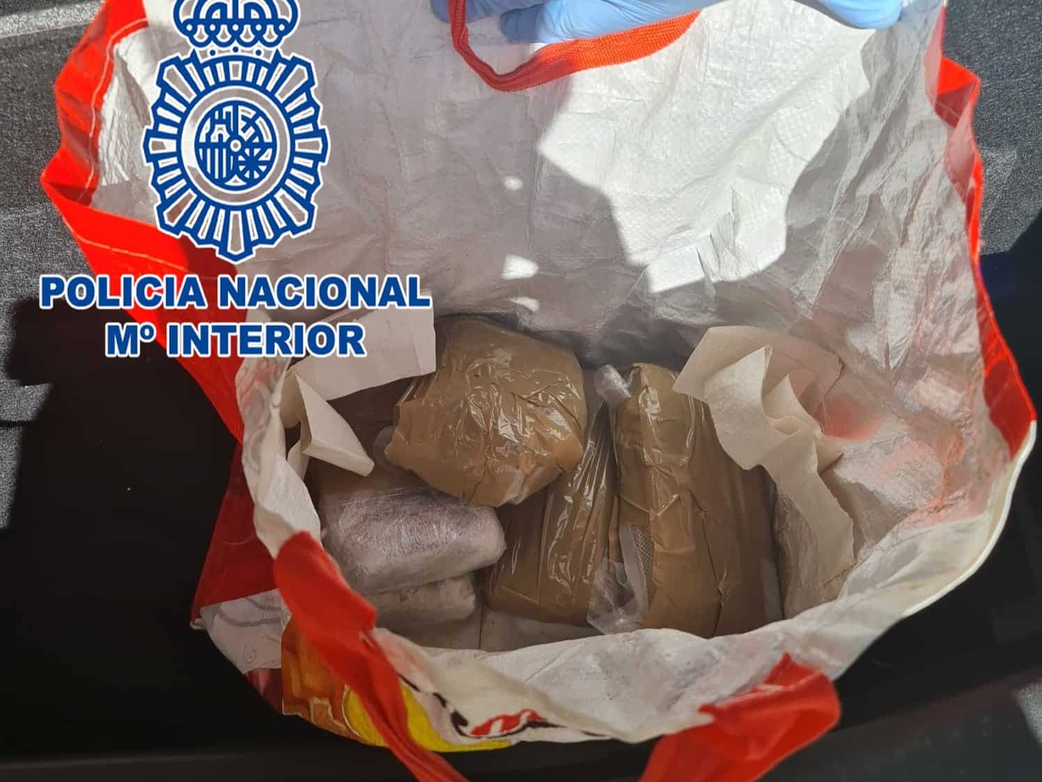 Los paquetes de heroína encontrados en el interior del vehículo | CNP