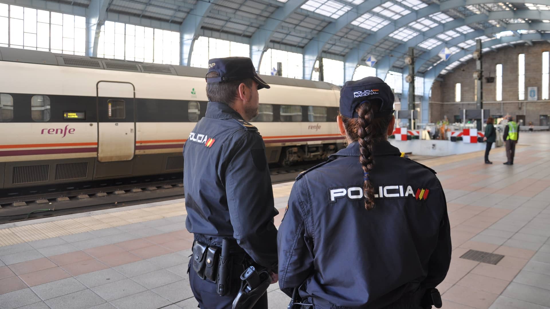 Dos policías en la estación de tren de A Coruña | POLICÍA NACIONAL