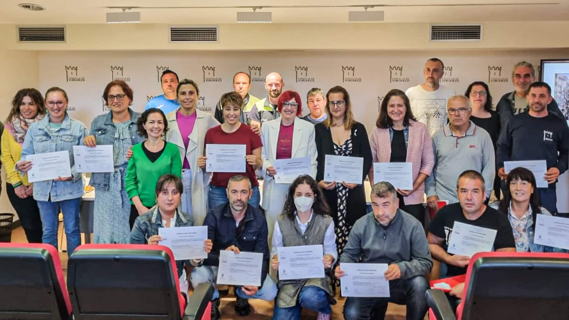 Los trabajadores municipales de Vimianzo tras concluir el curso de igualdad | CONCELLO DE VIMIANZO