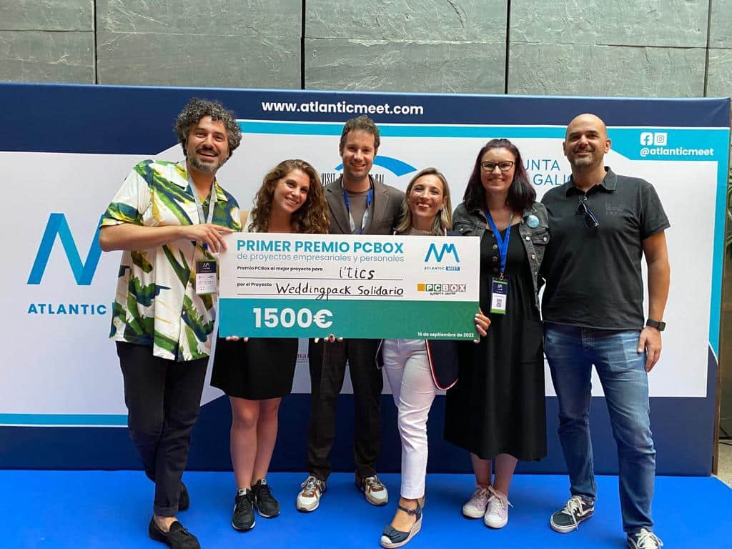 El equipo del WeddingPack Solidario recogiendo el galardón