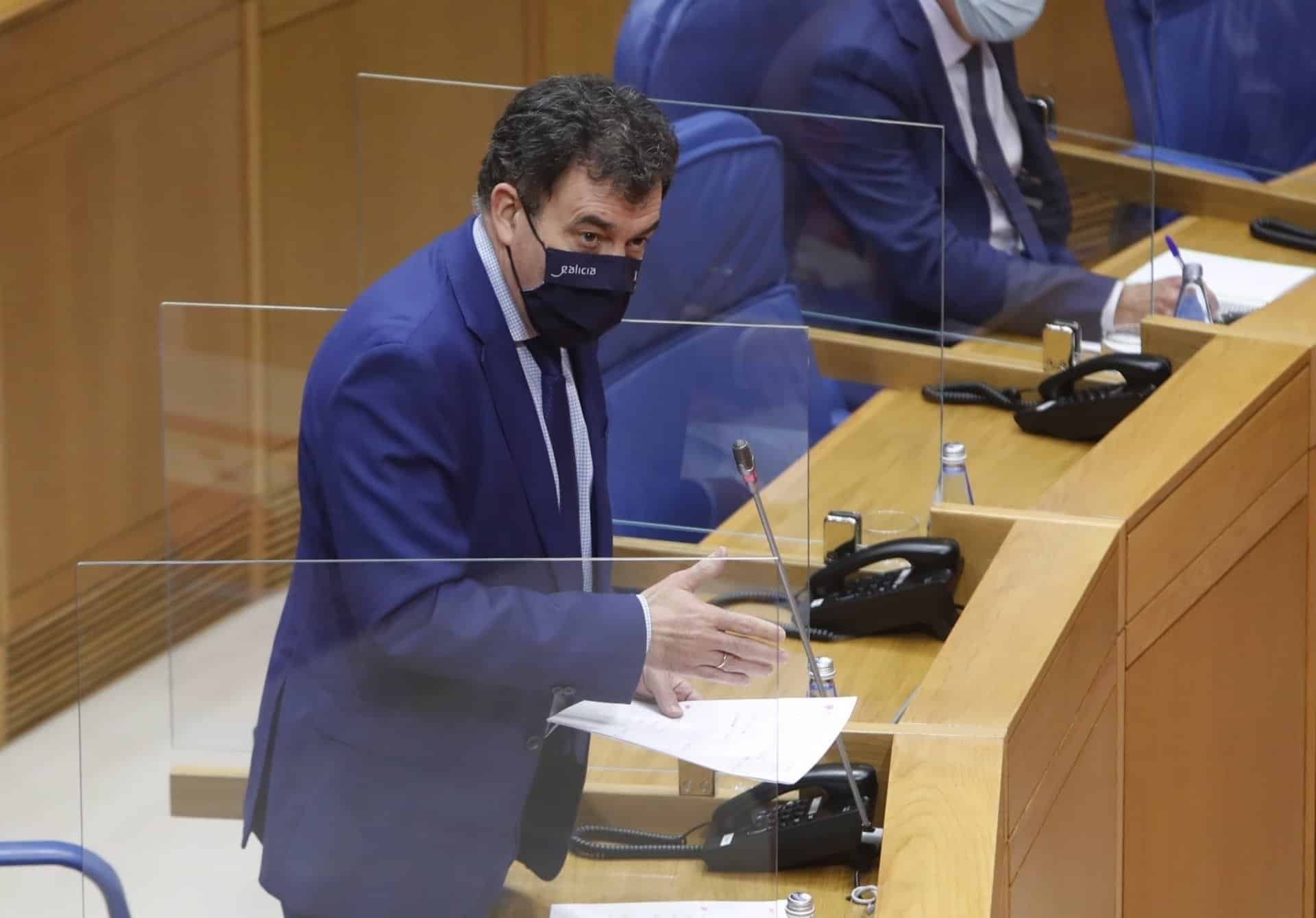 El conselleiro de Eduación, Cultura e Universidades, Román Rodríguez, en el Parlamento de Galicia