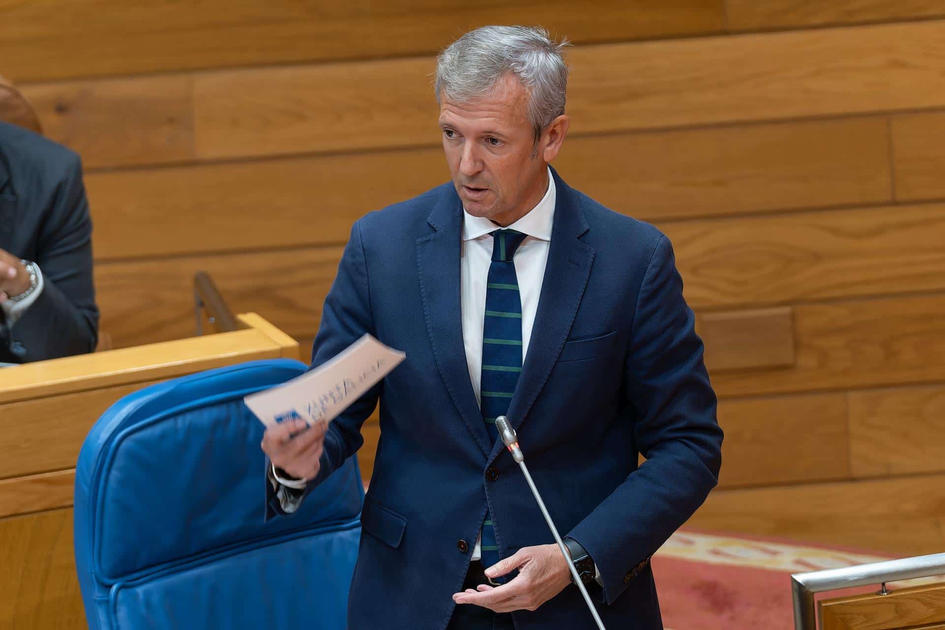 El presidente de la Xunta, Alfonso Rueda, en la sesión de control del Parlamento gallego. | DAVID CABEZÓN/XUNTA