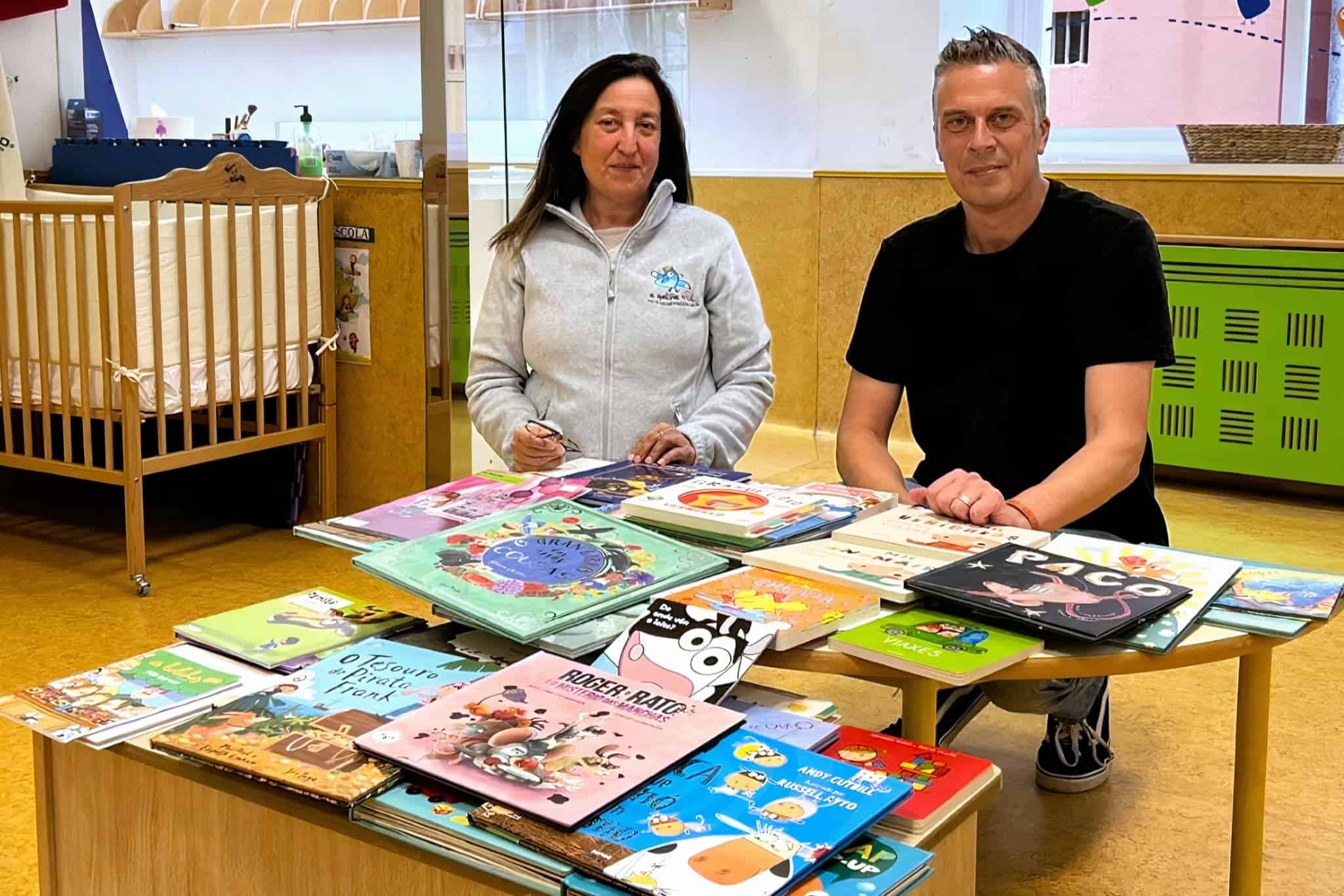 El alcalde, Pablo Moreda, entregó a la directora de la escuela, Eva Arribi, el otro de libros