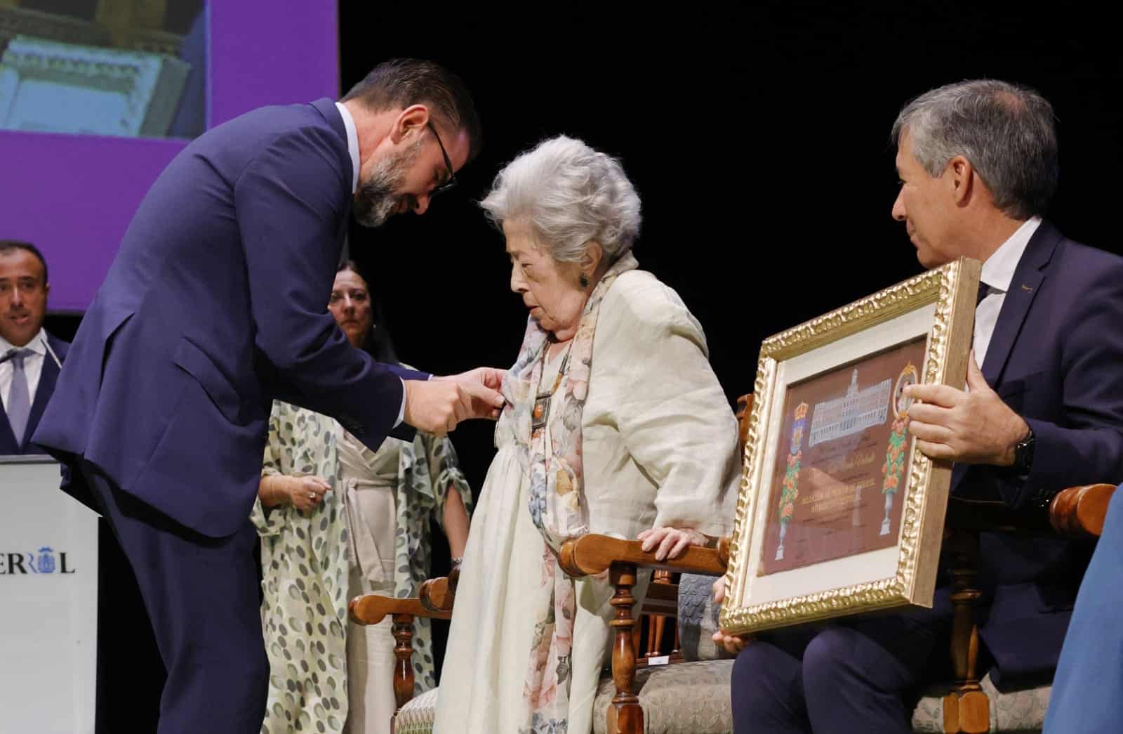 Durante el acto, en el Teatro Jofre, Ángel Mato le trasladó a la homenajeada el orgullo que supone para la ciudad contar entre sus vecinos con una literata de su categoría.