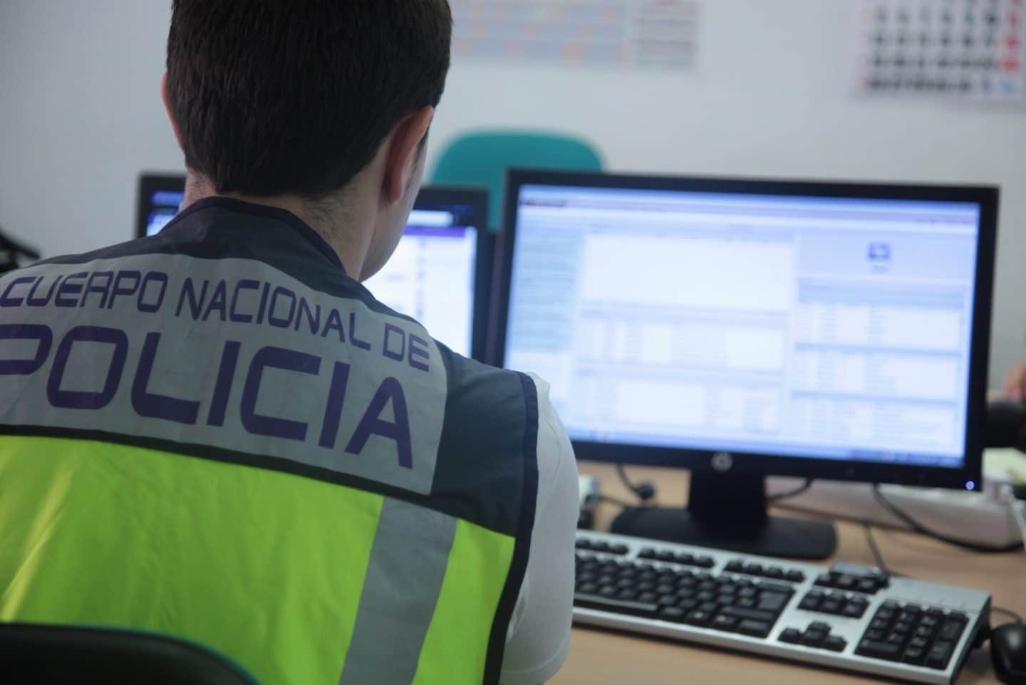 Agente de la brigada delitos tecnológicos de la Policía