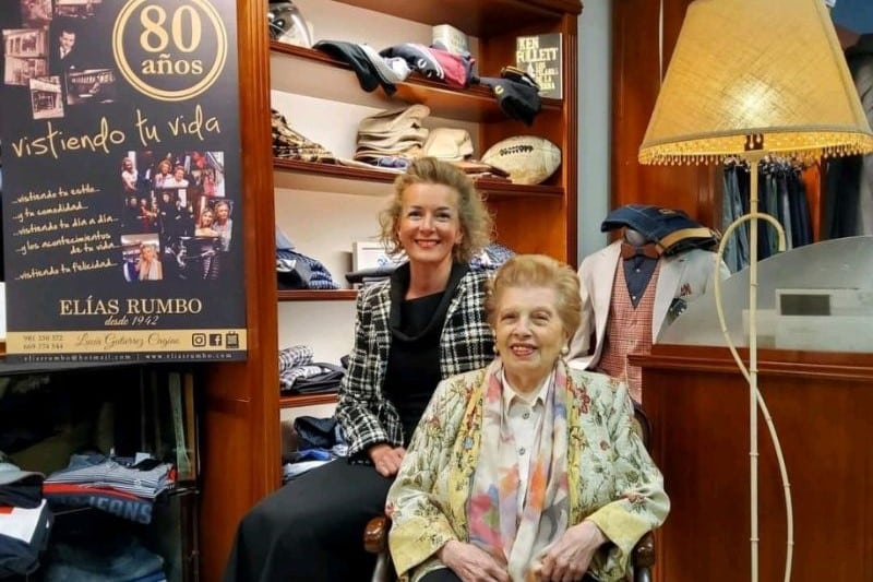 Lucía Gutiérrez, gerente de Elías Rumbo, junto a su madre