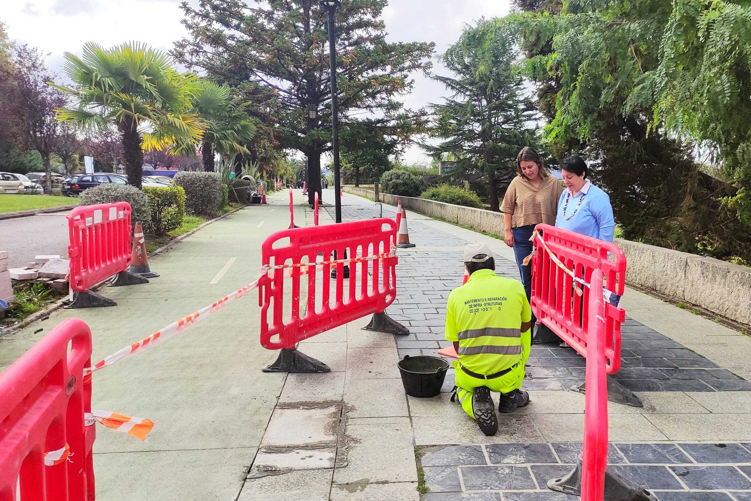 La edil de Obras, Ana Lamas, supervisó los trabajos de sustitución de losas en el paseo de Caranza