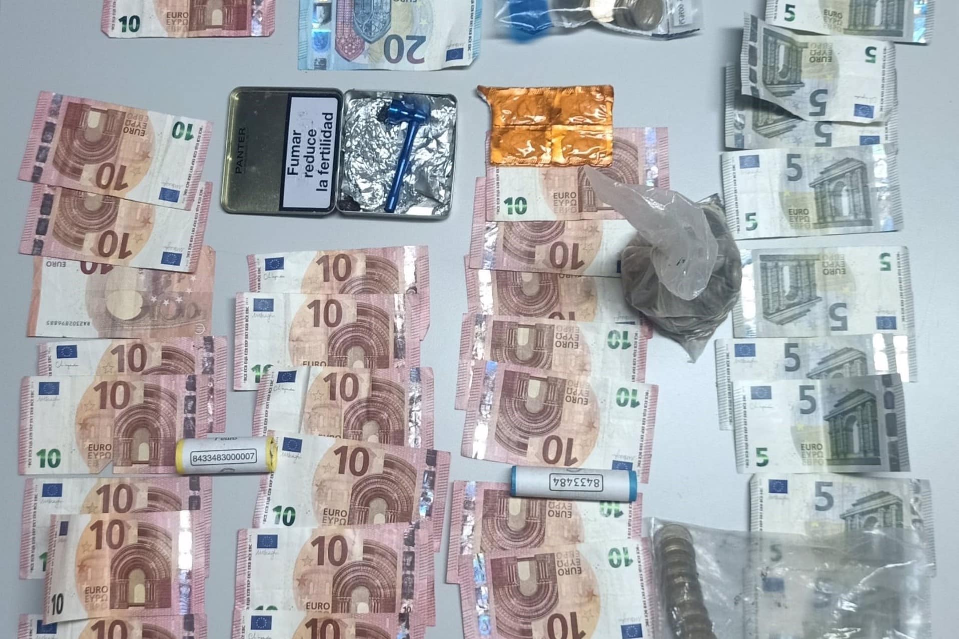 Dinero y droga incautada en un coche en el que viajaban dos detenidos por hurtos en gasolineras de Lugo | EP