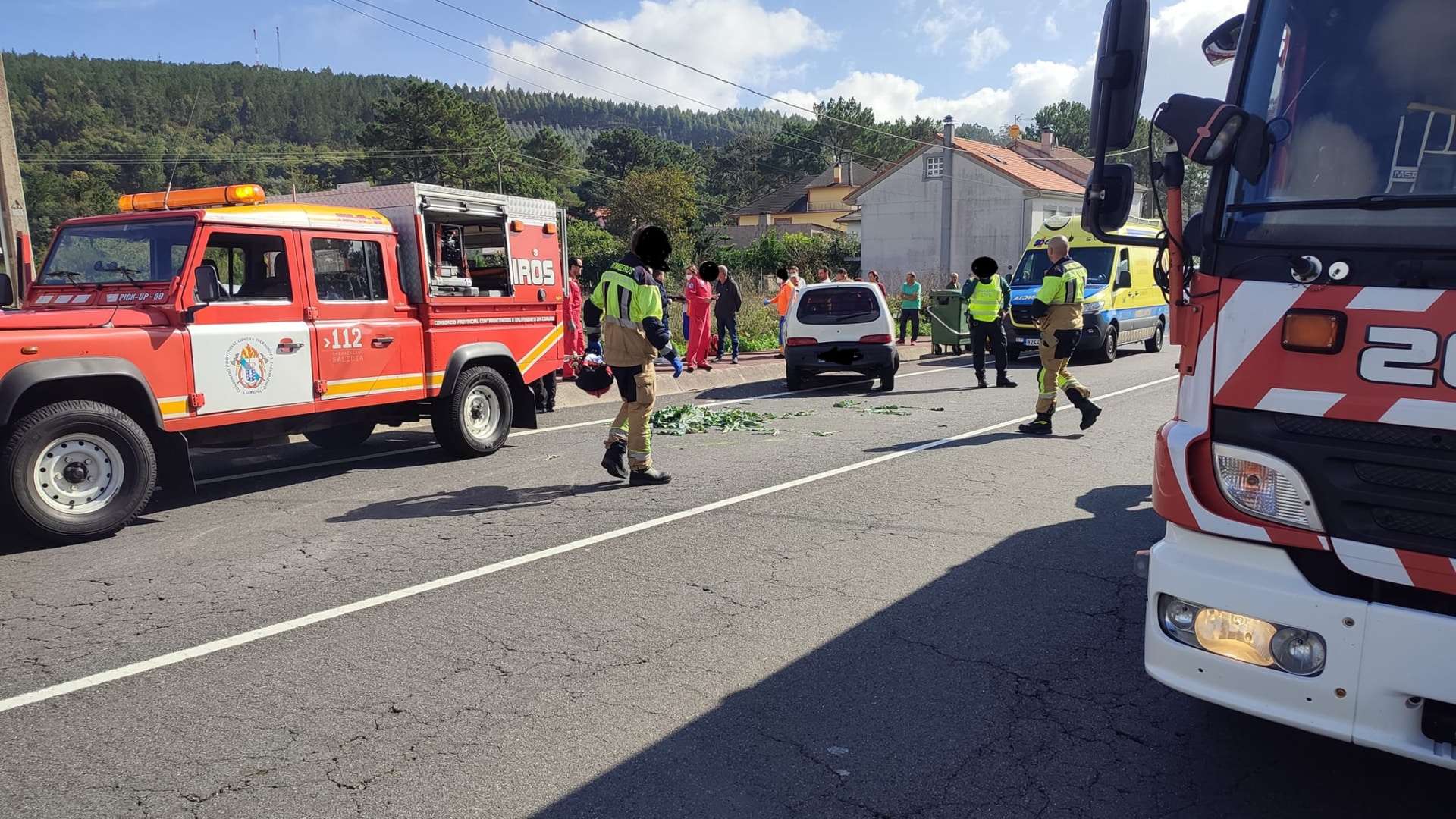 El accidente entre dos turismos en Xaviña, en Camariñas | ADC BOMBEIROS COSTA DA MORTE