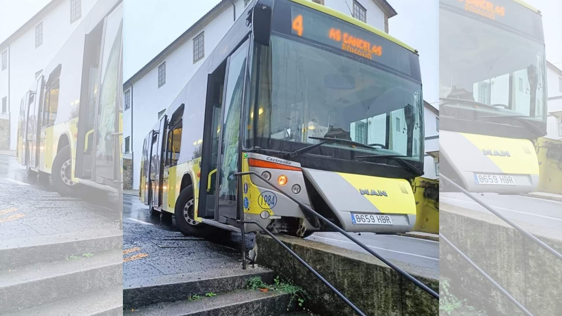 Un autobús urbano accidentado en la Rúa das Rodas, tras la curva de San Roque | BNG DE SANTIAGO