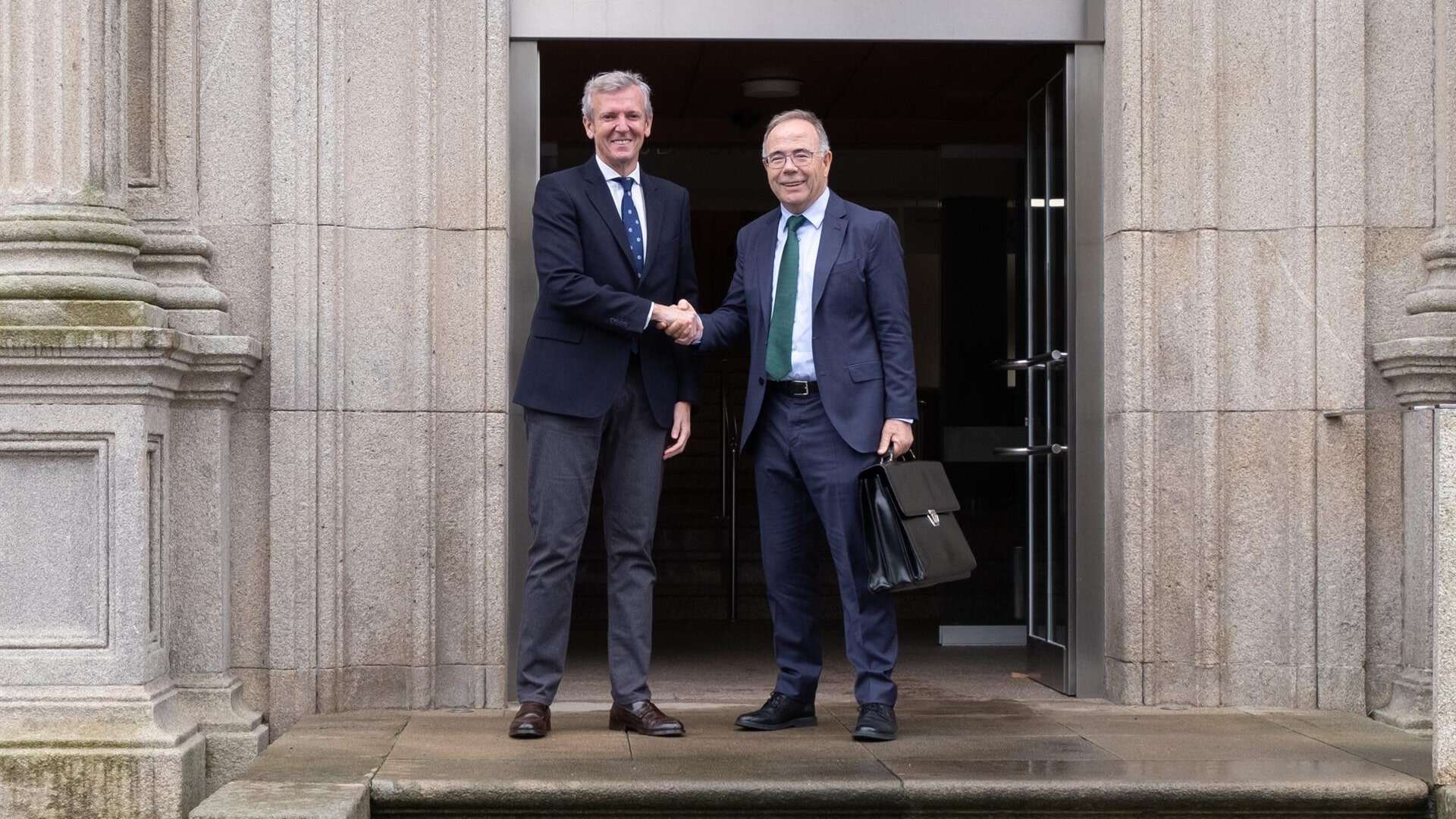 La reunión entre el presidente de la Xunta de Galicia, Alfonso Rueda, y el alcalde de Santiago, Xosé Sánchez Bugallo | XUNTA DE GALICIA