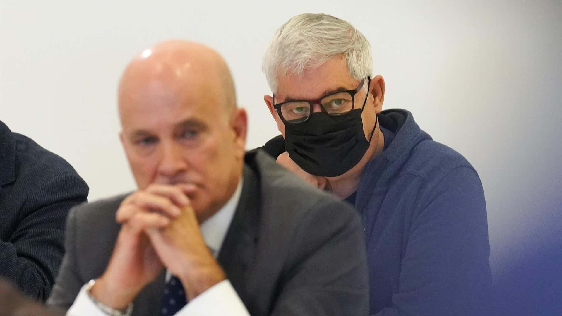 Los dos acusados en el juicio del Alvia: el ex director de Seguridad en Circulación del ADIF, Andrés Cortabitarte, y el maquinista Francisco Garzón | EP