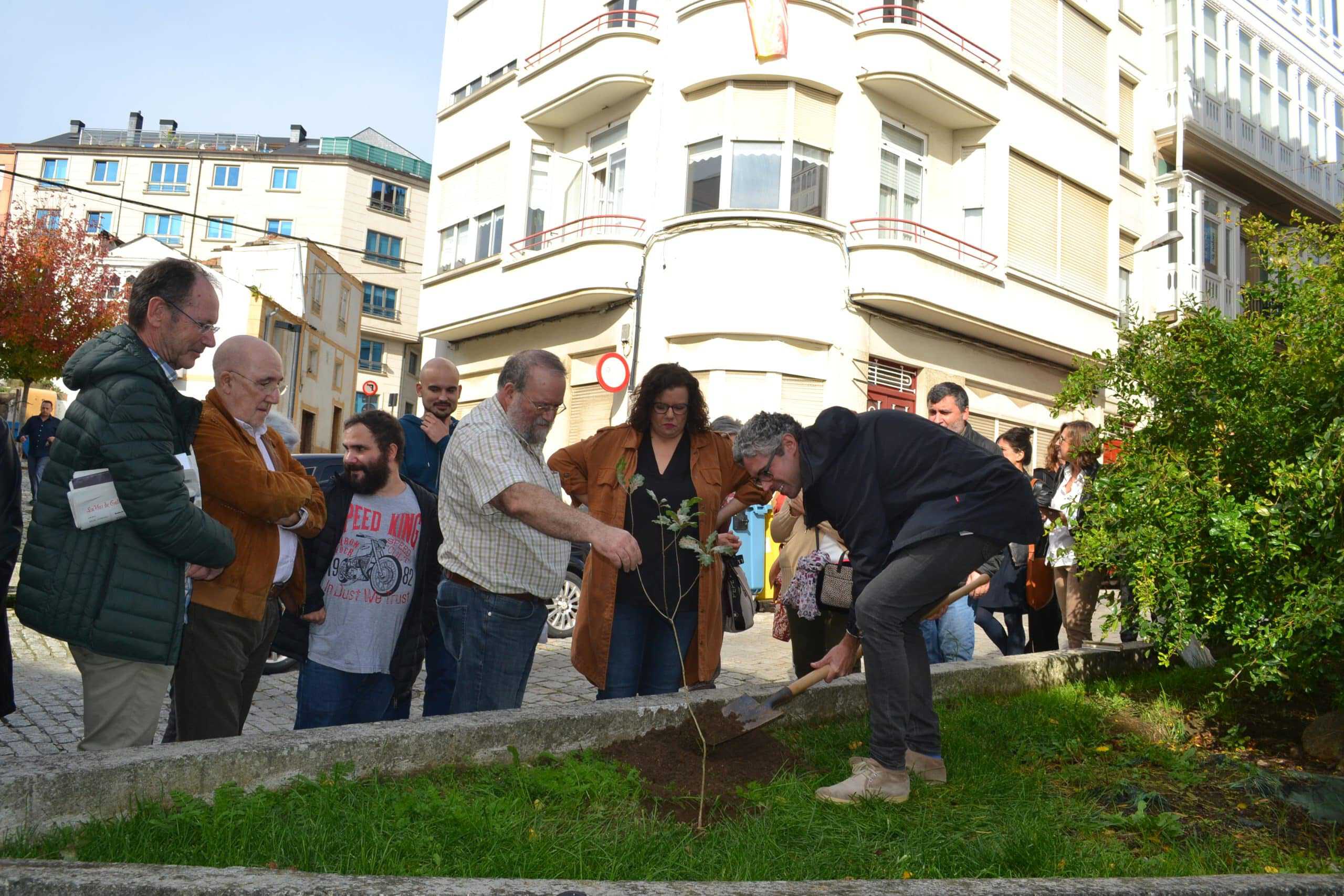 Iván Rivas, portavoz del BNG, durante la plantación del árbol