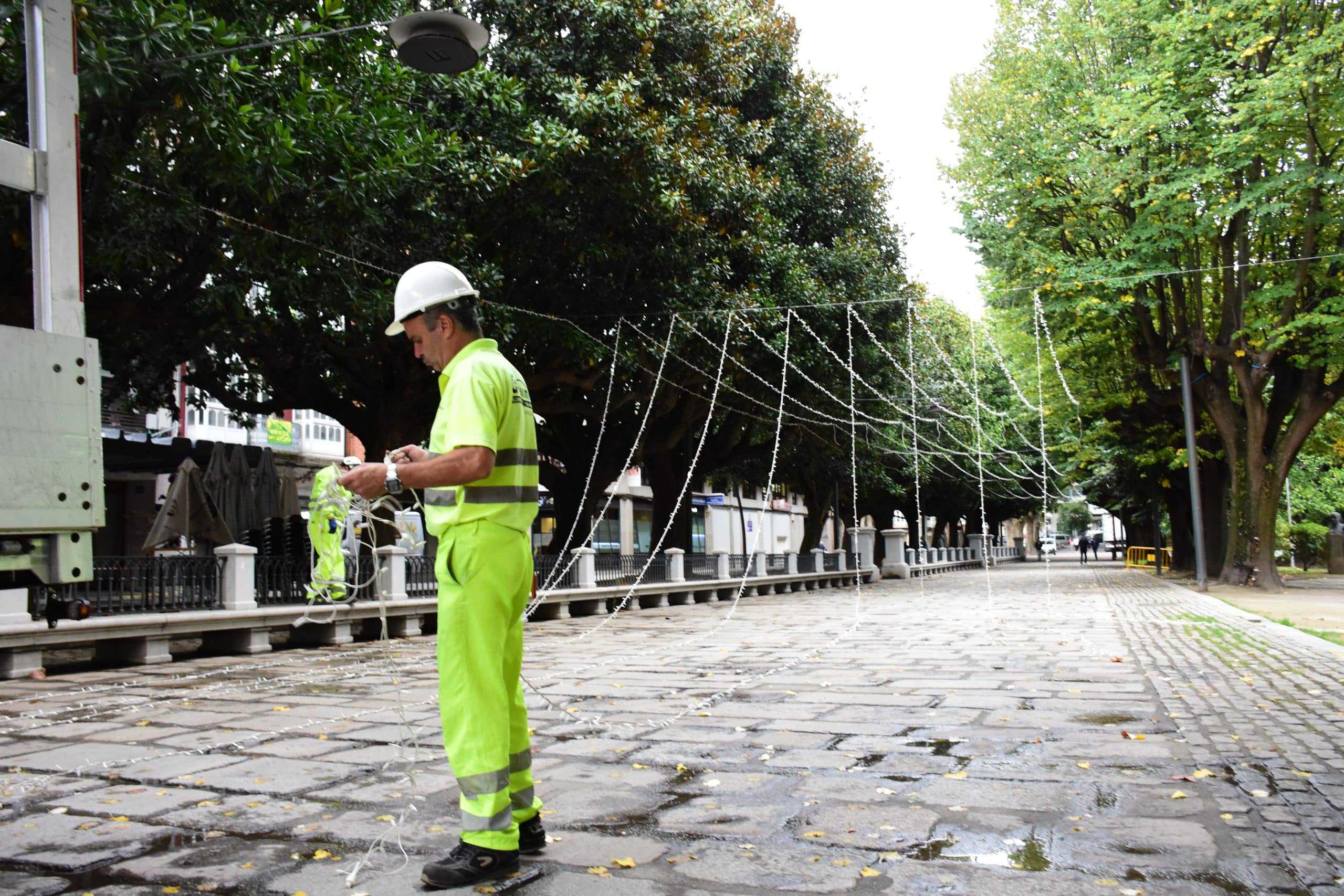 Operarios trabajando esta tarde en la instalación de las luces en el Cantón