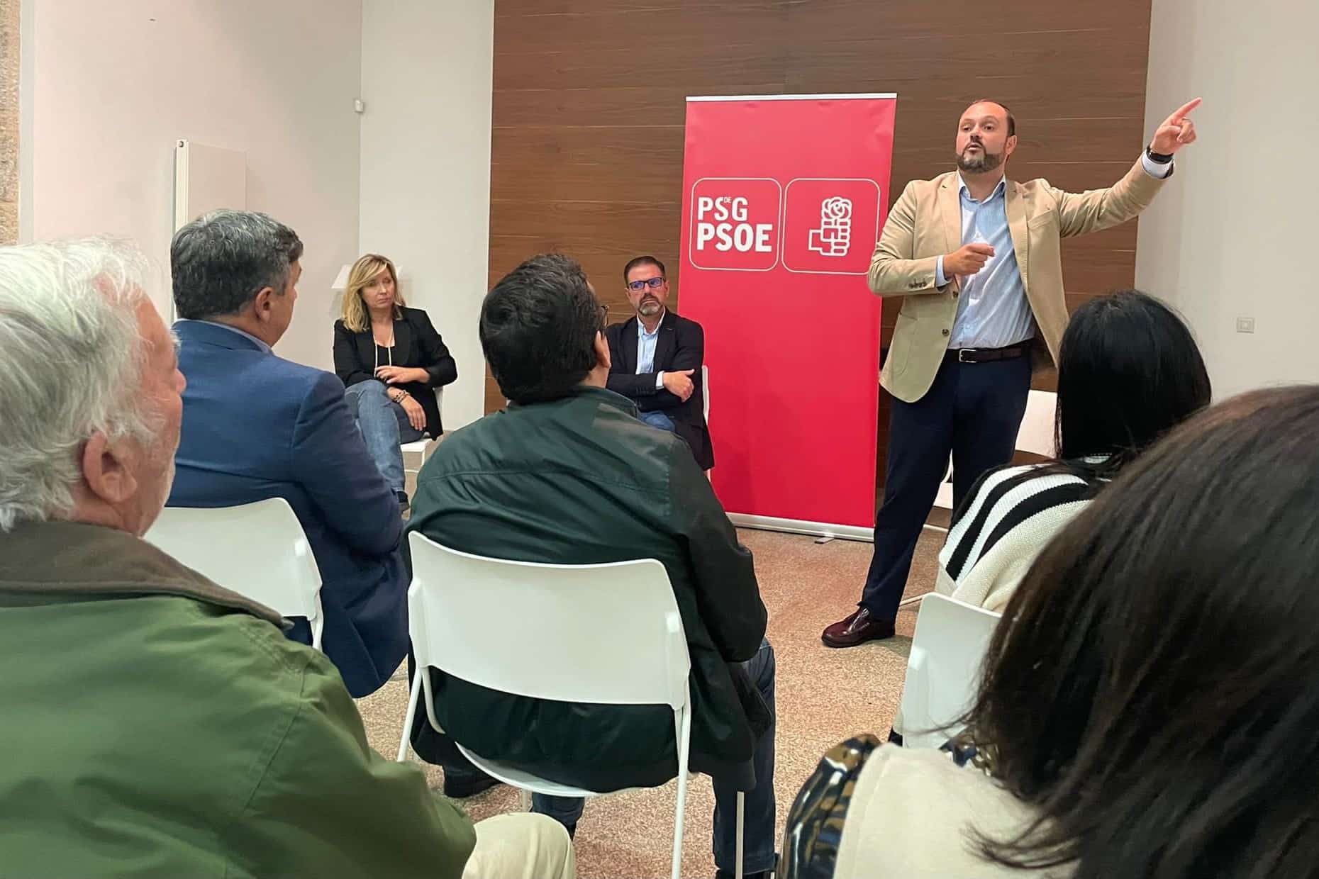 Bernardo Fernández, Ángel Mato y Llanos Castellanos, durante el encuentro con la militancia