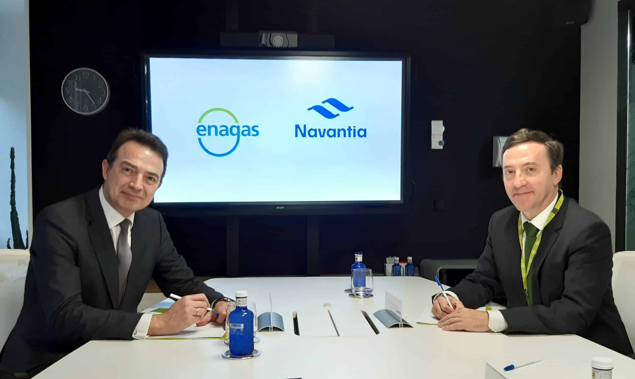 El consejero delegado de Enagás, Arturo Gonzalo y Ricardo Domínguez, presidente de Navantia, durante la firma del acuerdo