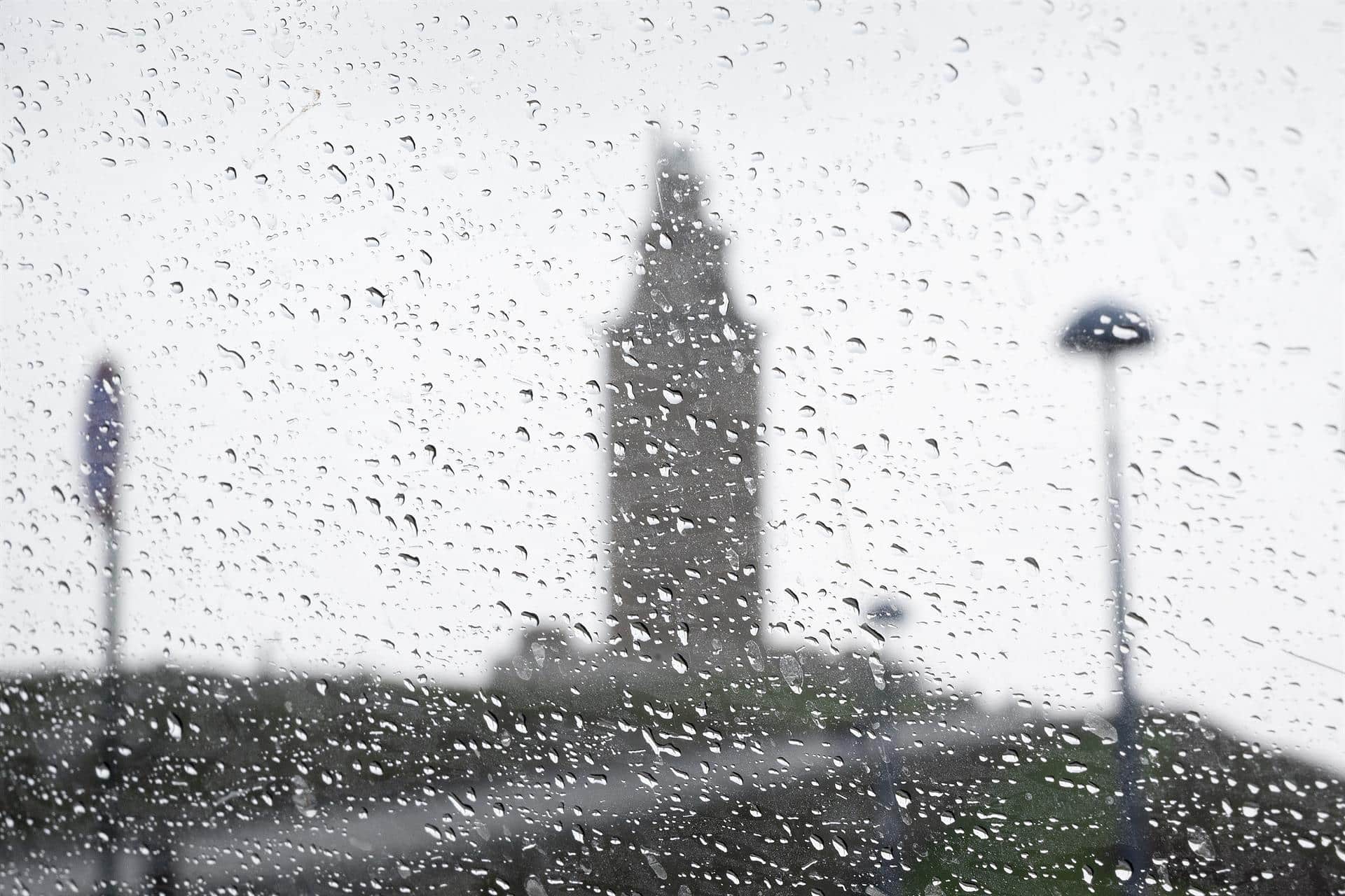 Archivo - Fuertes lluvias en las inmediaciones de la Torre de Hércules, cerrada por el mal tiempo, a 13 de febrero de 2022 | EP