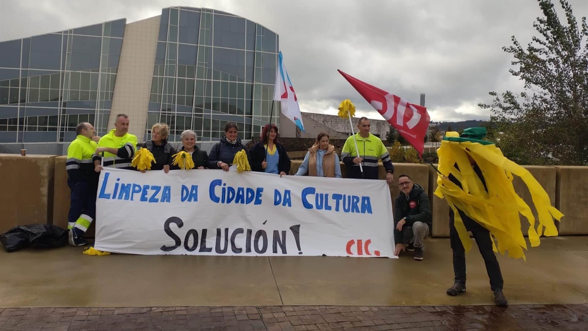 Trabajadores del servicio de limpieza de la Cidade da Cultura en una protesta | CIG