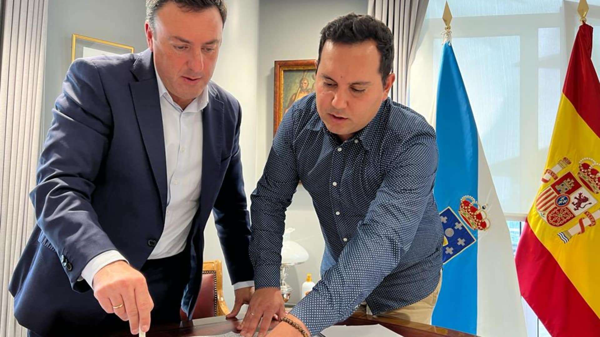 El presidente de la Deputación da Coruña, Valentín González Formoso, y el alcalde de Muxía, Iago Toba | CONCELLO DE MUXÍA