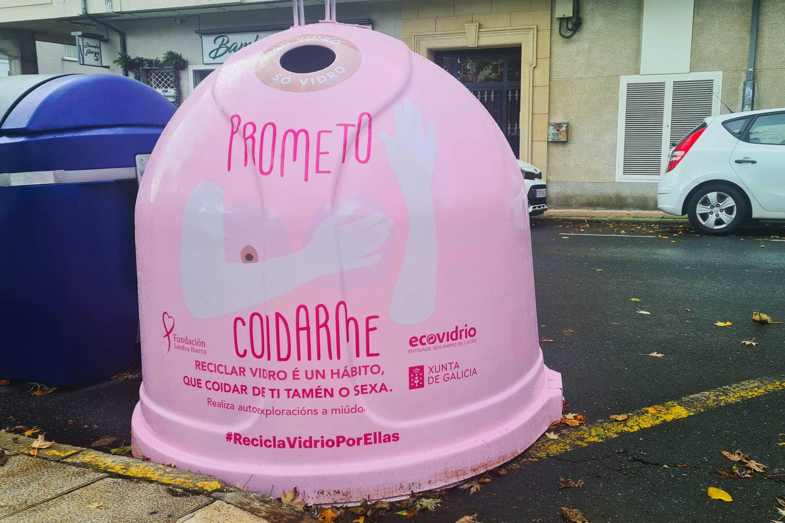 Iglú rosa instalado en la plaza de A Gándara