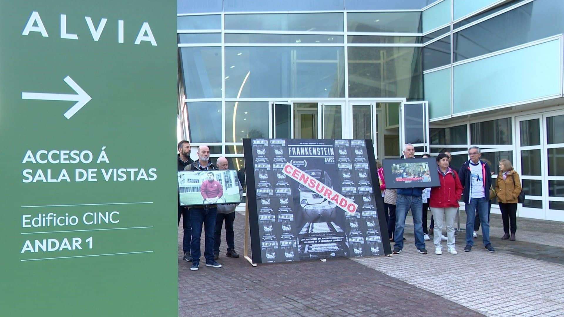 Concentración de víctimas del accidente del Alvia 04155, accidentado el 24 de julio de 2013, a las puertas del juicio en la Cidade da Cultura | EP