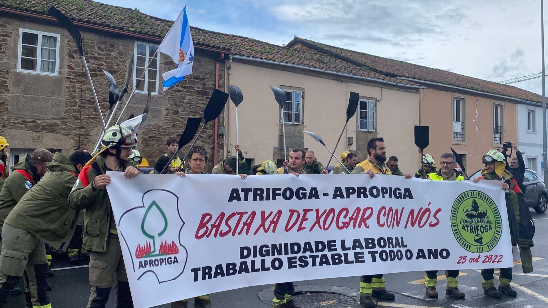 La manifestación de bomberos forestales en Santiago | EP