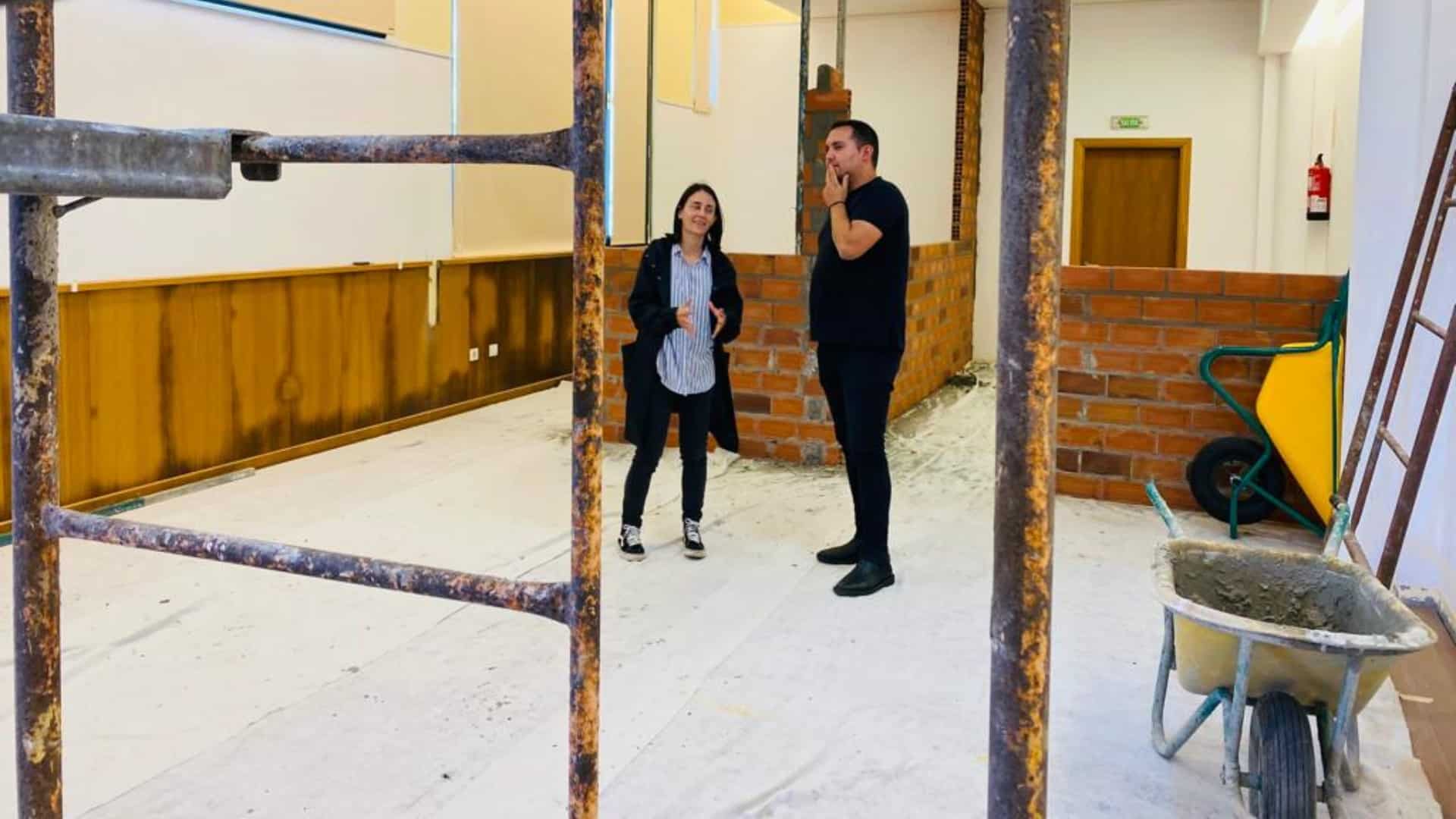 El alcalde, Iago Toba, y la concelleira Olalla Benlloch visitan las obras de la guardería municipal | CONCELLO DE MUXÍA