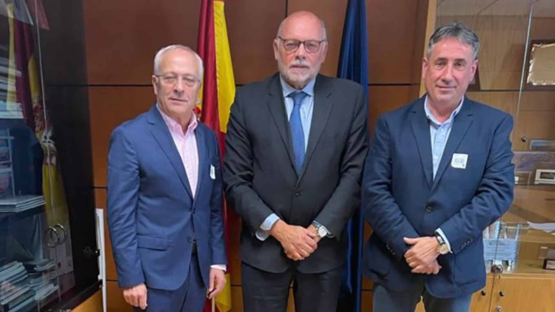 El alcalde de Oroso, Luis Rey, y el senador Manuel Mirás en su reunión con el director general de Carreteras, Javier Herrero | CEDIDA
